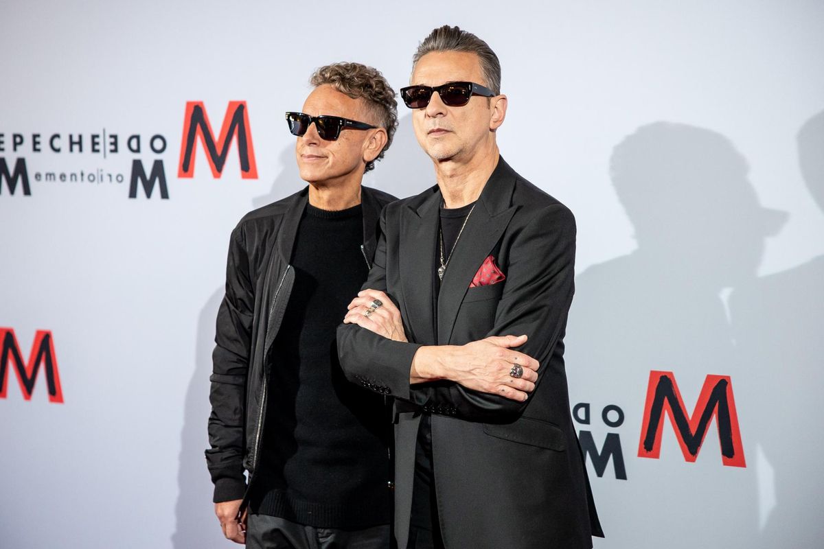 Depeche Mode’i liikmed Martin L. Gore ja Dave Gahan on erakordselt heas vormis ja energilised. Üle on saadud nii sõltuvusprobleemidest kui lähedase sõbra ja bändikaaslase surmast.