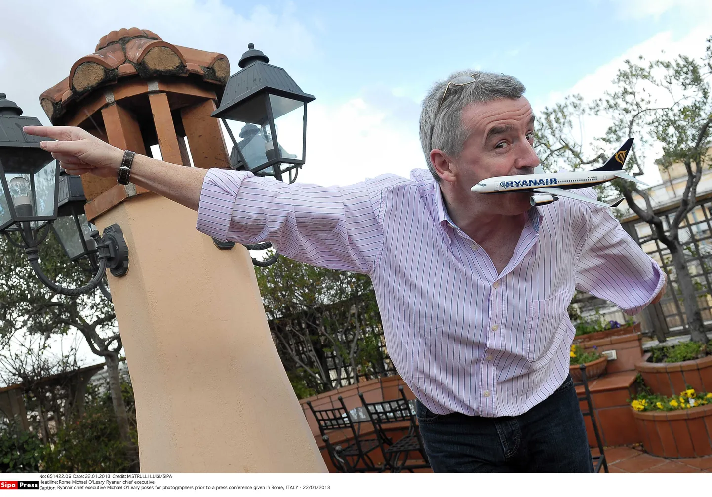 Ryanairi juht Michael O´Leary poseerib Roomas ajakirjanikele.