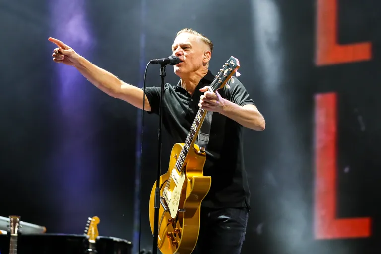 Bryan Adams esinemas veebruaris 2019 Suurbritannia meretagusel alal Kaimanisaartel