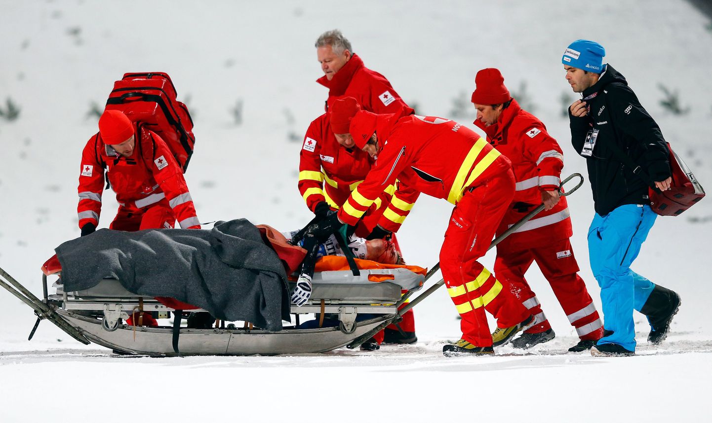 Šveitslasest mitmekordne olümpiavõitja Simon Ammann kukkus nelja hüppemäe turnee lõpuetapil raskelt ja viidi haiglasse.
