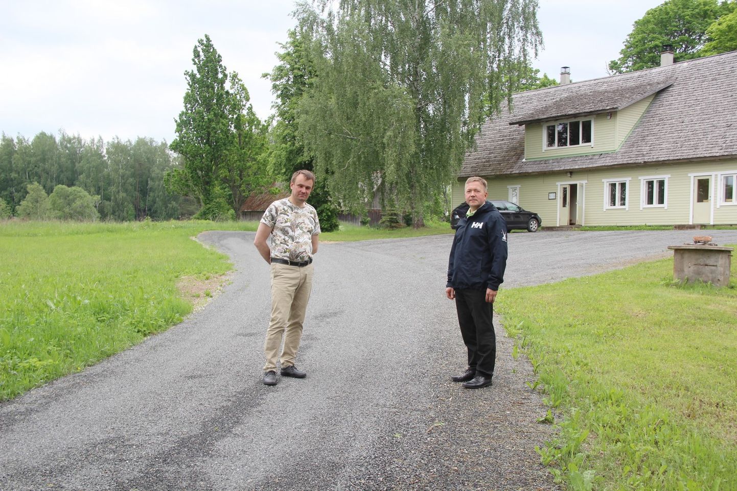 Tõutsi külavanem Peeter Kangur (vasakul) ja Otepää vallavanem Jaanus Barkala.
