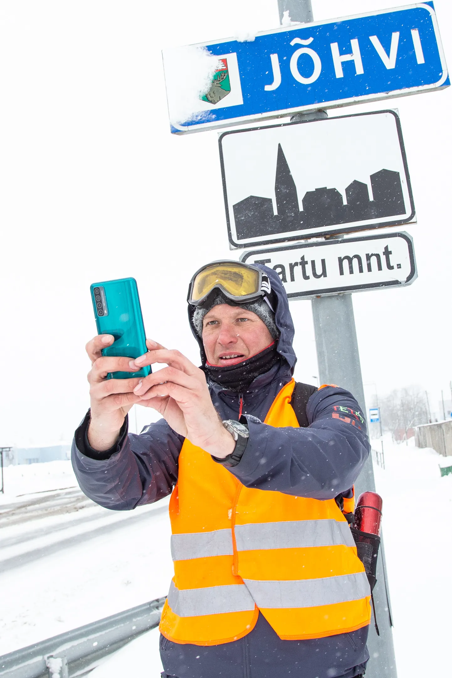 Tõestuseks, et läbitud on järjekordne linn, teeb Intan Pragi selfi linnasildi juures. Põhimõtteliselt ei pea ta enda kehtestatud mängureeglite järgi linna sisse minema − aegade jooksul on ta külastanud neid kõiki. Et Iisaku-Jõhvi päev on võrdlemisi lühike, teeb ta siiski Ida-Viru maakonnakeskusele tiiru peale.