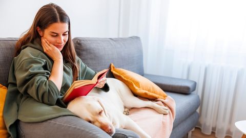 Kuidas ehitada uuesti lugemisharjumus, kui oled aastaid ainult telefonis skrollinud