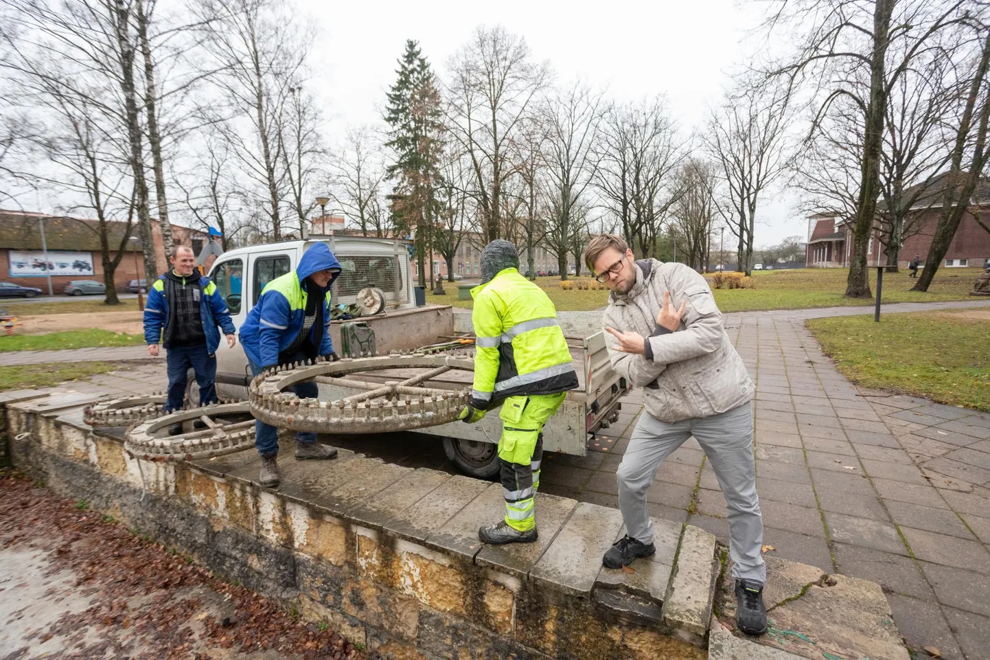 Purskkaevu lammutamise vastu allkirju koguv Viljar Lohu vaatas eile, kuidas töömehed viisid Lastepargist ära purskkaevu metallist osi ning lubas lammutamise vastu edasi võidelda.