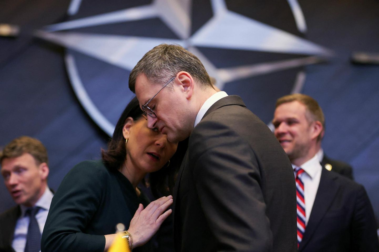 Saksa ja Ukraina välisministrid Annalena Baerbock ja Dmõtro Kuleba NATOs.