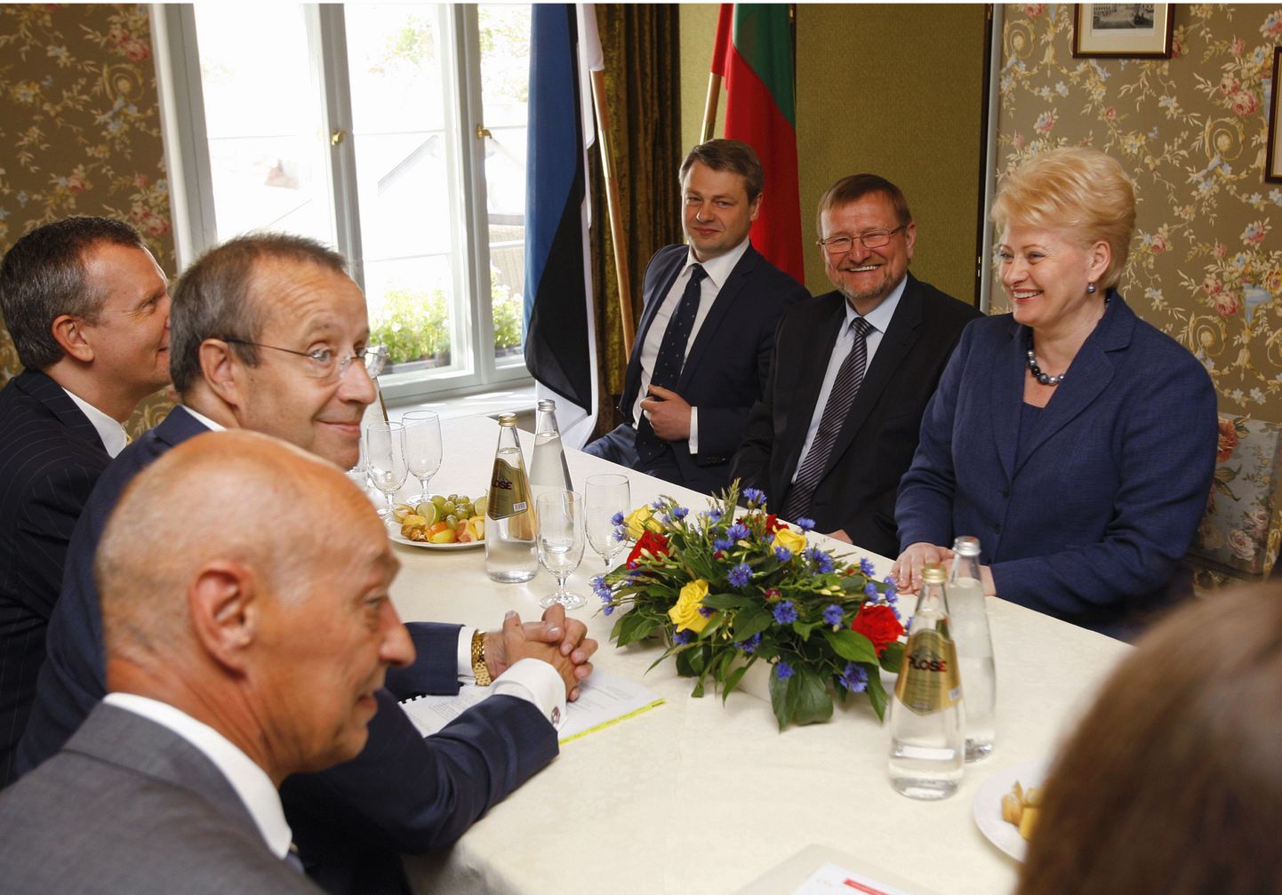 Eesti president Toomas Hendrik Ilves ja Leedu riigipea Dalia Grybauskaitė istusid ühise laua taha Antoniuse hotellis, et arutada kahe riigi suhteid ja koostöövõimalusi.