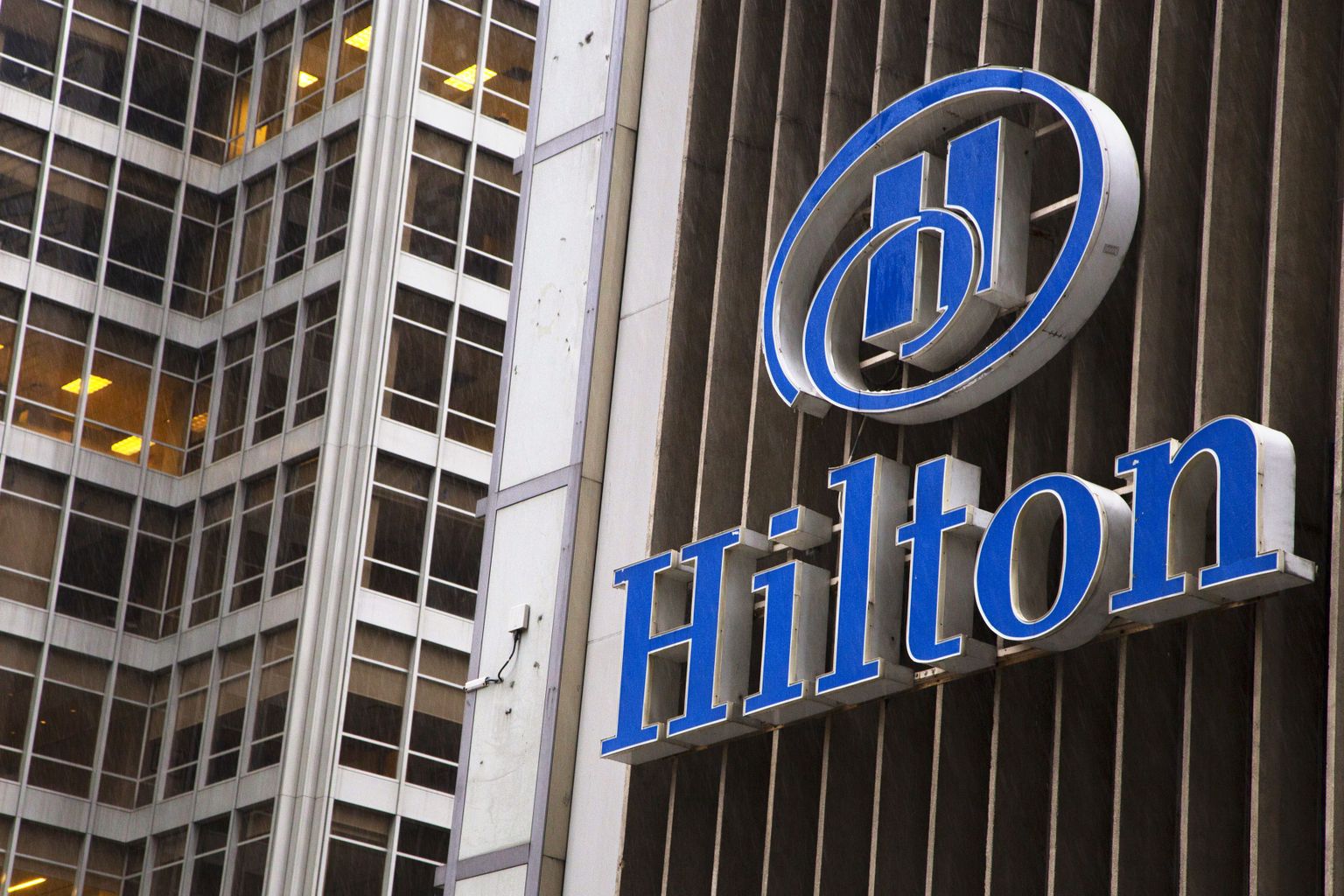 Логотип Hilton. Фото иллюстративное.