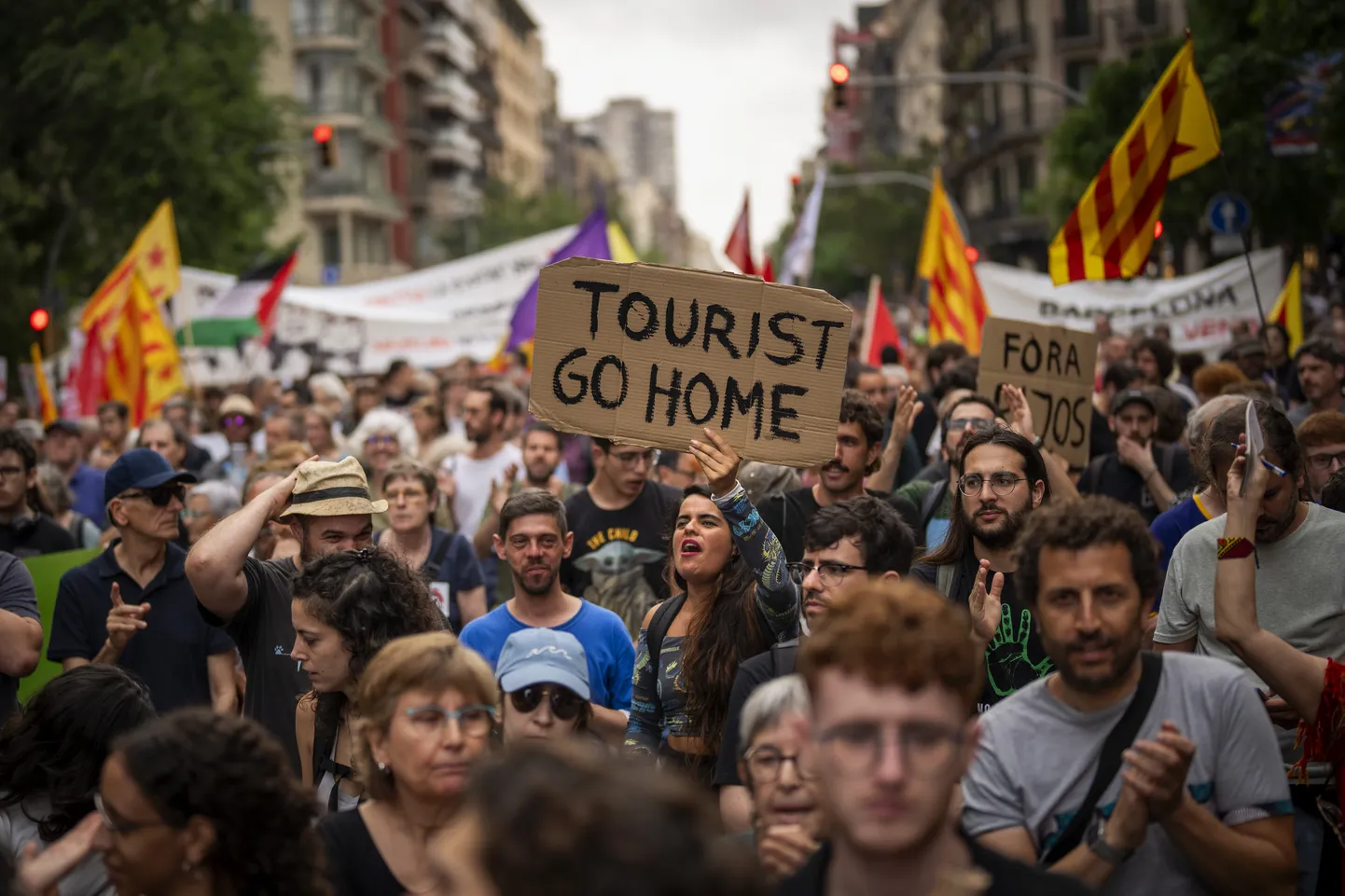Meeleavaldajad Barcelonas kuulsal Las Ramblase jalakäijate tänaval mullu suvel  protesteerimas massiturismi vastu.