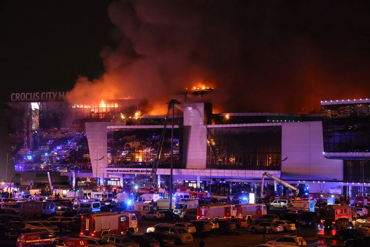 Põlev kontsertkeskus Crocus City Hall Moskva lähedal Krasnogroskis reede õhtul.
