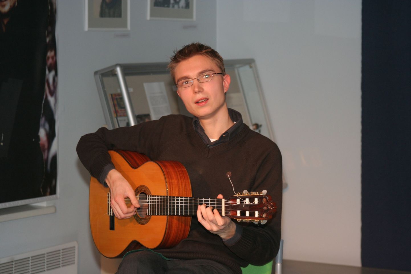 Vahur Kubja esitab muusikat klassikalisel kitarril.