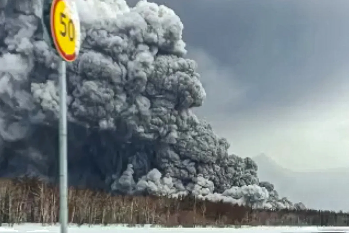 Извержение вулкана Шивелуч в России.