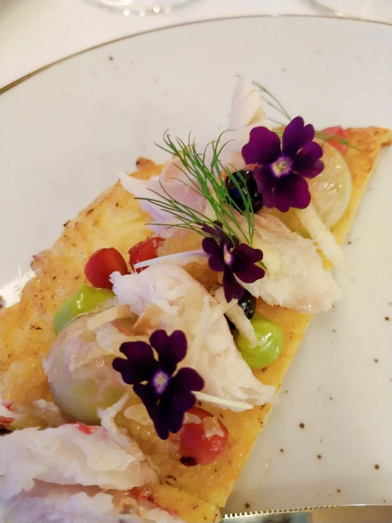 Сиг на том самом оладушке, который чертовско вкусный, но не драник. А цветы - съедобные.