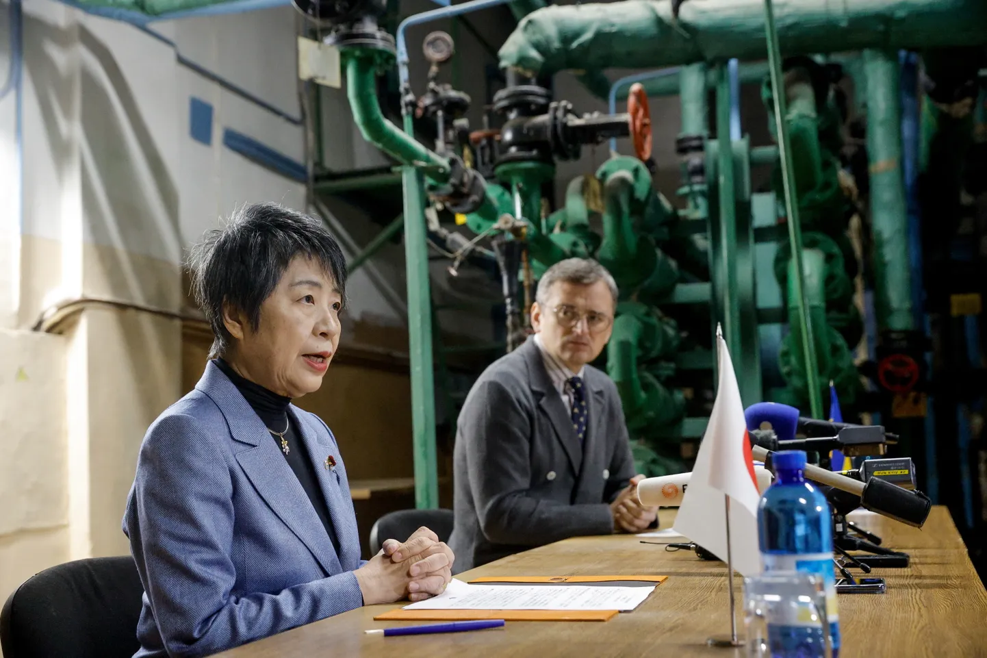 Jaapani välisminister Yoko Kamikawa ja tema Ukraina kolleeg Dmõtro Kuleba andsid Kiievis pommivarjendist pressikonverentsi.