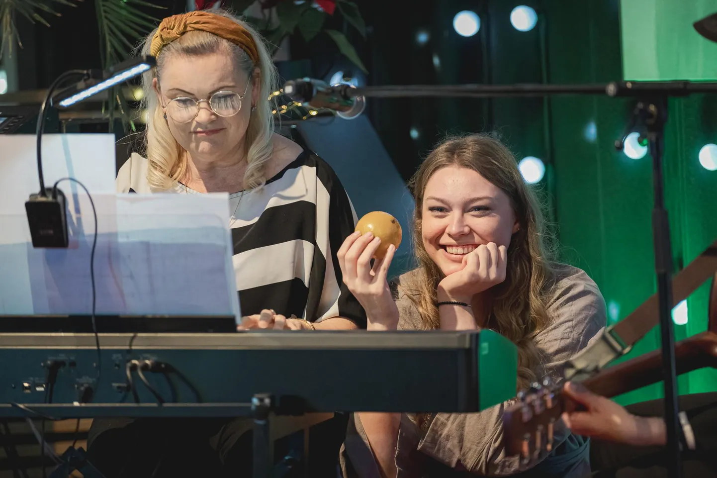 Muusikaõpetaja Hedi-Kai Pai koos ühe oma praeguse õpilase Marcella Emilie Soonikuga