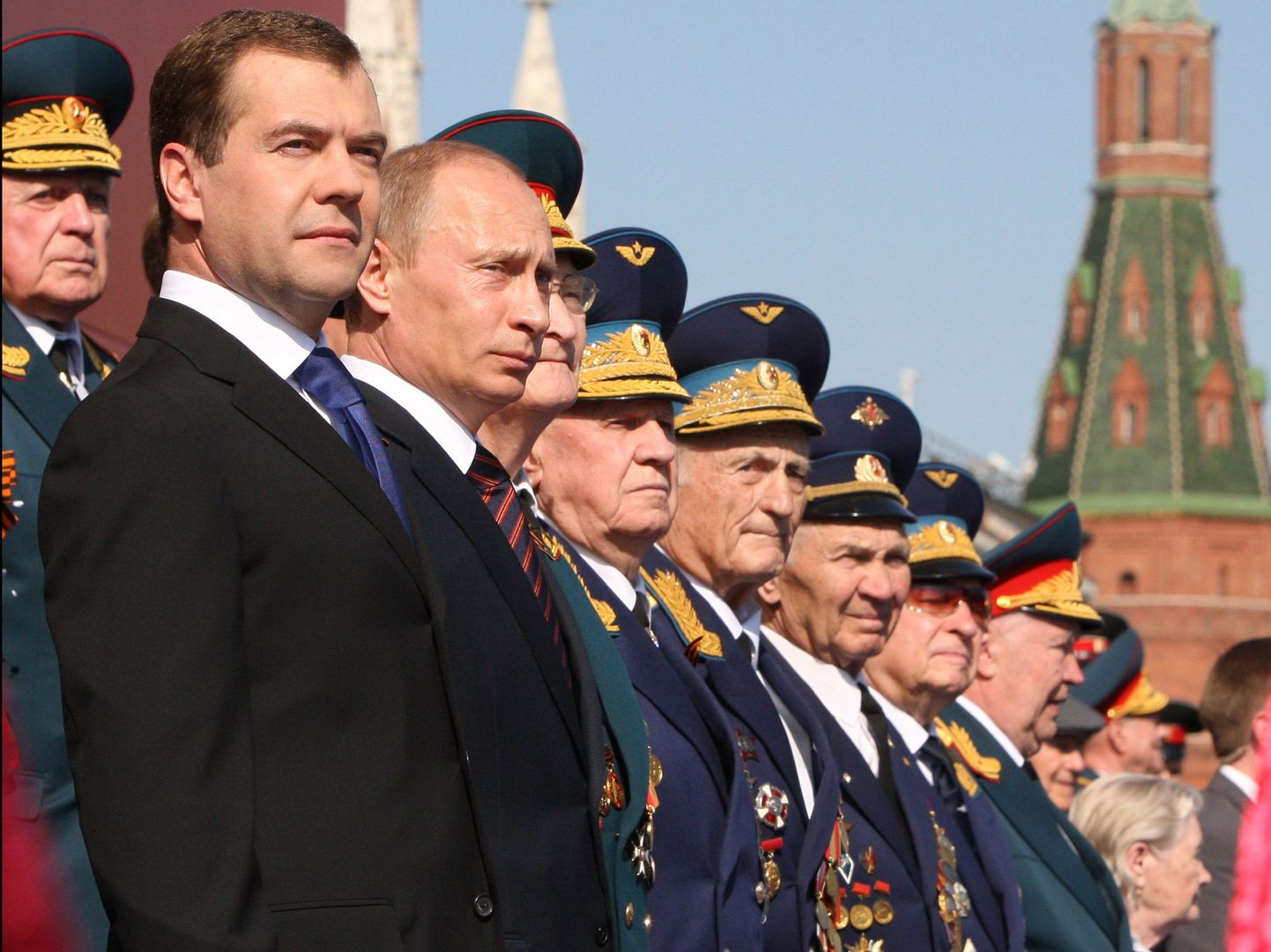 Vene riigipead Dmitri Medvedev ja Vladimir Putin koos sõjaveteranidega Punasel väljakul 9. mail 2009.