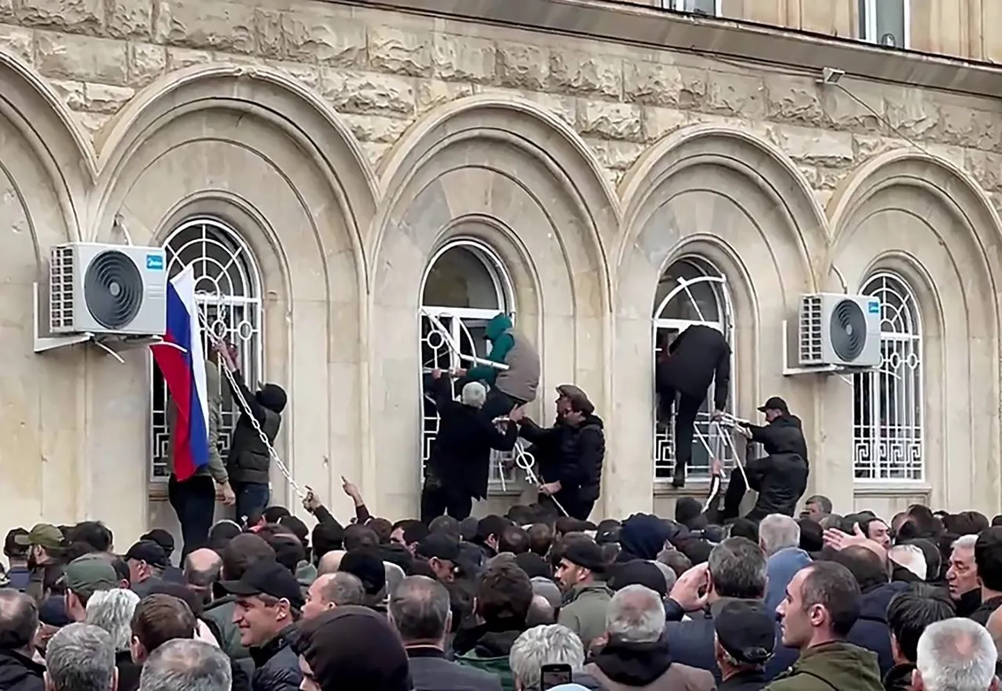 Через несколько часов после начала протестов власти пообещали отозвать соглашение из парламента