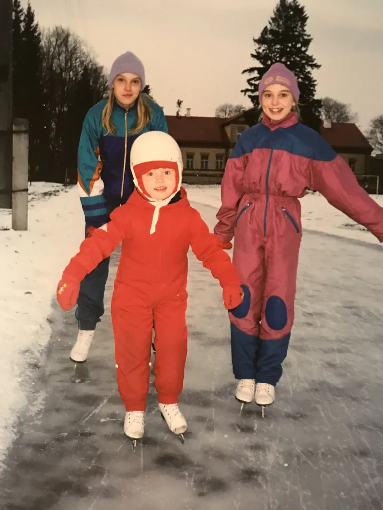 Saskia Alusalu, kolmeaastasena Adavere liuväljal. Koos õdede Sirli ja Sandraga.