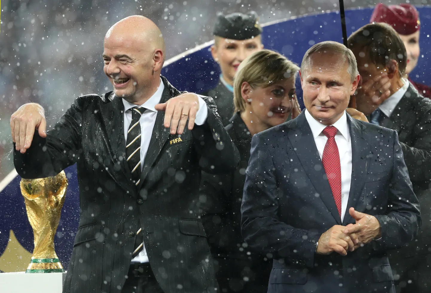 Džanni Infantīno (no kreisās) un Vladimirs Putins