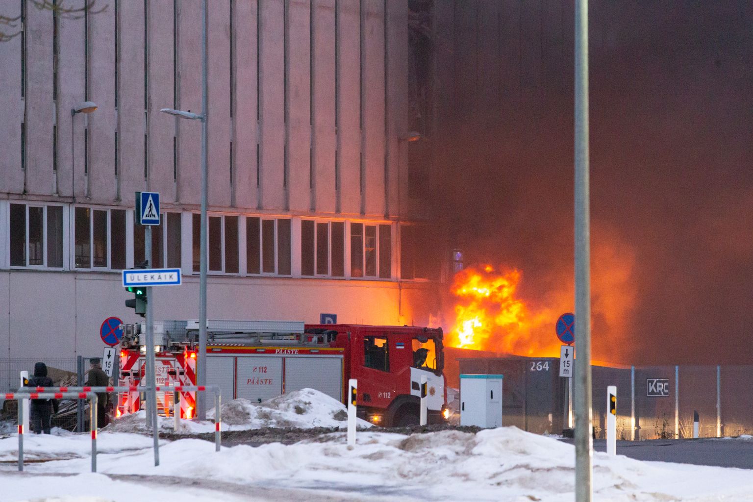 Põleng rajatava Jõhvi tehnoloogiakooli juures puhkes reede õhtul pärast kella nelja.