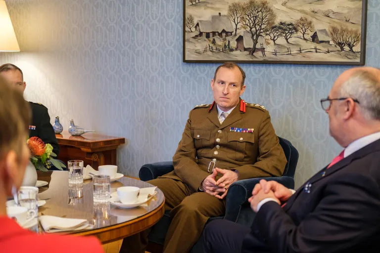 President Alar Karis kohtus Kadriorus Briti lahingugrupi ülema kolonel David Bevaniga.