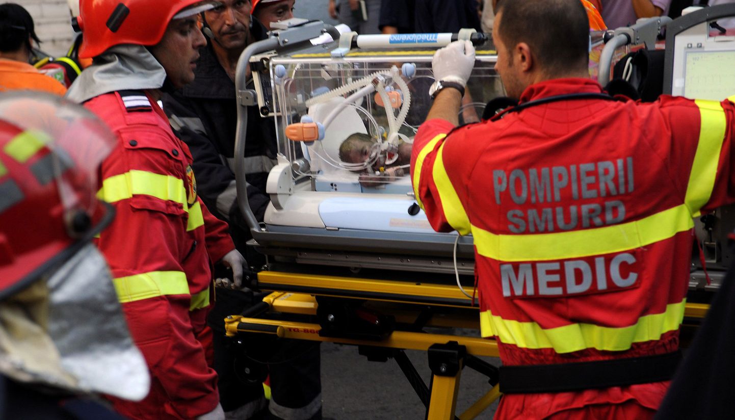 Päästeameti eriüksuse liikmed evakueerivad Bukaresti Giulesti sünnitusmajast beebisid.