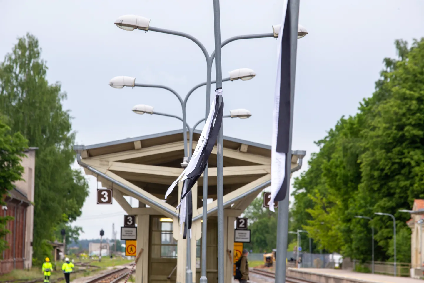 Naiskodukaitse liikmed panevad 14. juunil küüditamisohvrite mälestamiseks ooteplatvormidele leinalindid, nii nagu on seda tehtud ka viiel eelneval aastal. Sel pildil on  2022. aastal Tartu rongijaama sätitud lindid.
