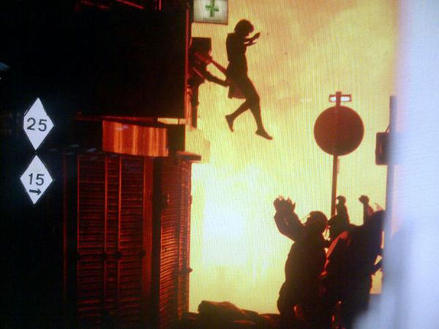 Piltuudis: naine hüppab Londoni mässu ajal põlevast aknast välja