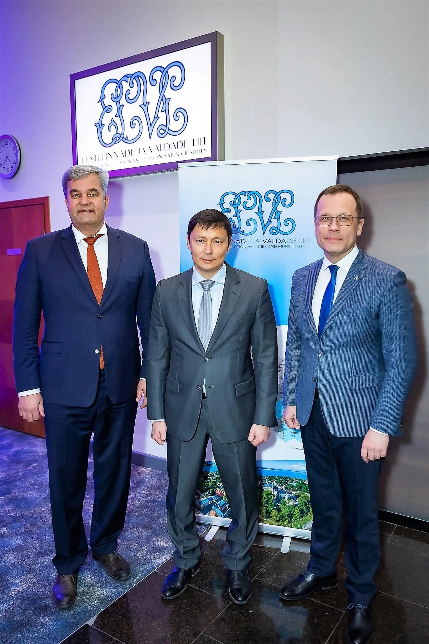 Eesti Linnade ja Valdade Liidu volikogu valis liidu tegevust juhtima Tallinna linnapea Mihhail Kõlvarti (keskel) ning aseesimeesteks Rakvere linnavolikogu esimehe Mihkel Juhkami (vasakul) ja Tartu linnapea Urmas Klaasi.