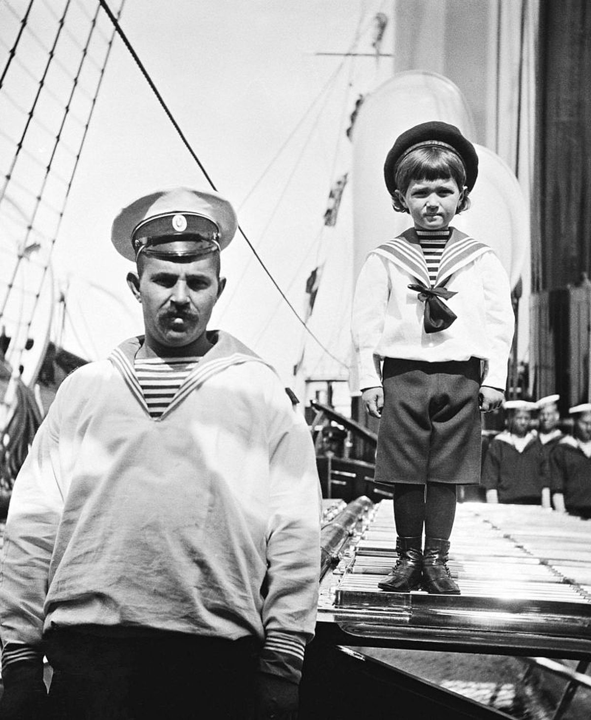 Troonipärija Aleksei (paremal) meremehest lapsehoidja Andrei Derevenkoga keiserlikul jahil Standart (1908).