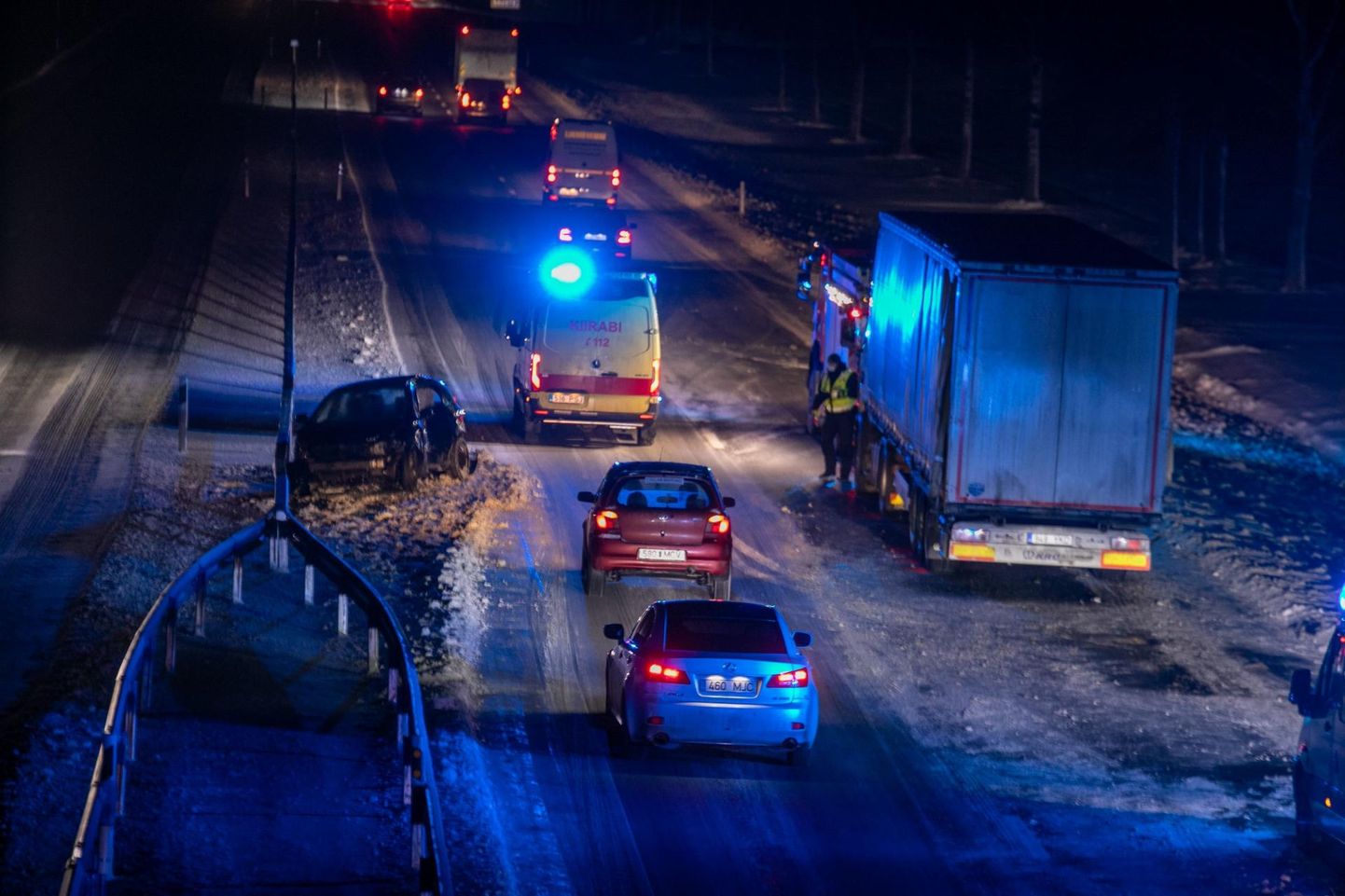Politsei, päästjad ja kiirabi tegutsevad avariipaigas Tallinna–Narva maanteel.