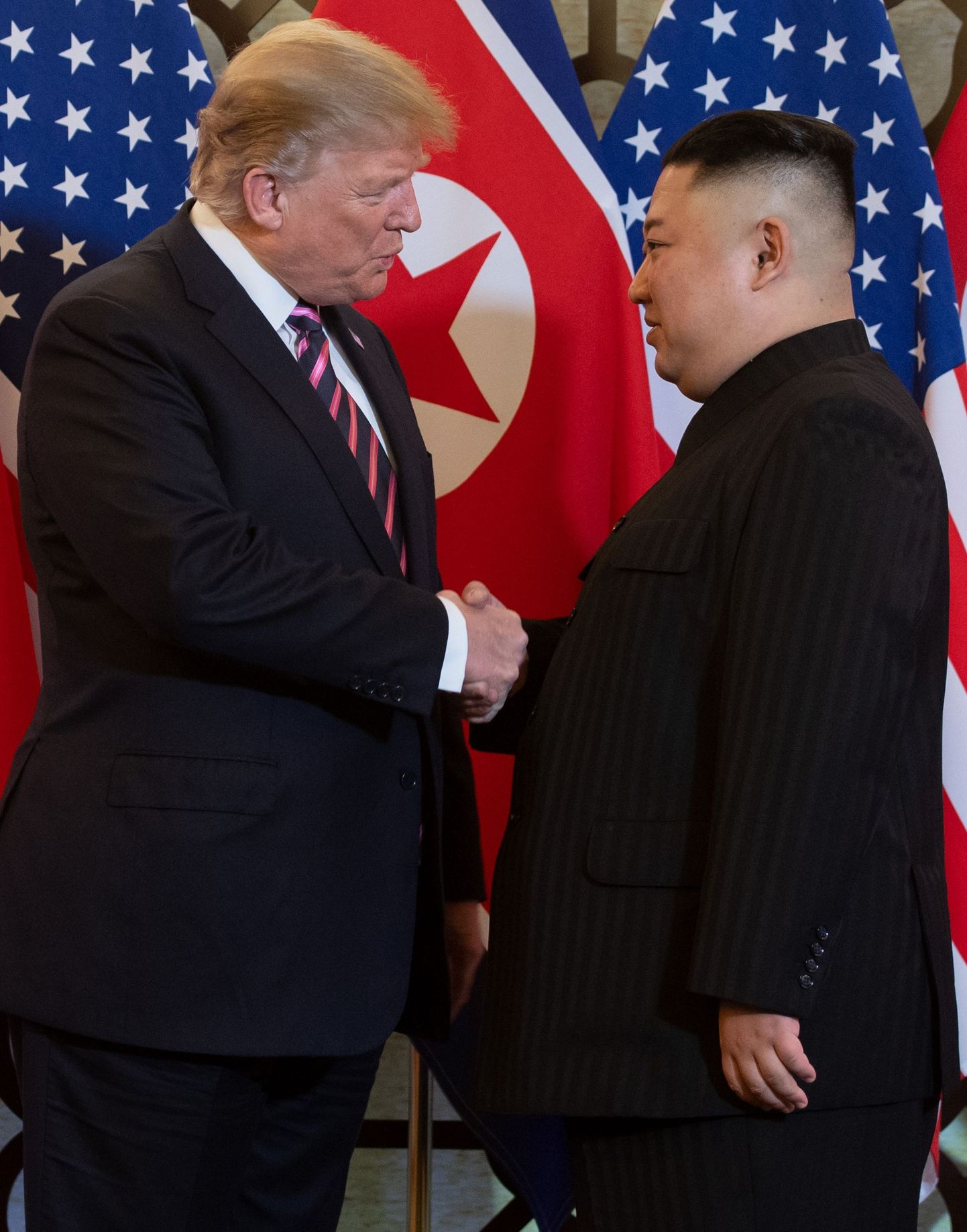 ASV prezidents Donalds Tramps un Ziemeļkorejas līderis Kims Čenuns.