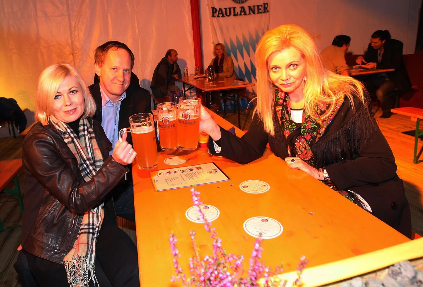 Tallinnas Merekeskuse kõrval avati 800 inimest mahutavas peotelgis Tallinna Oktoberfest.