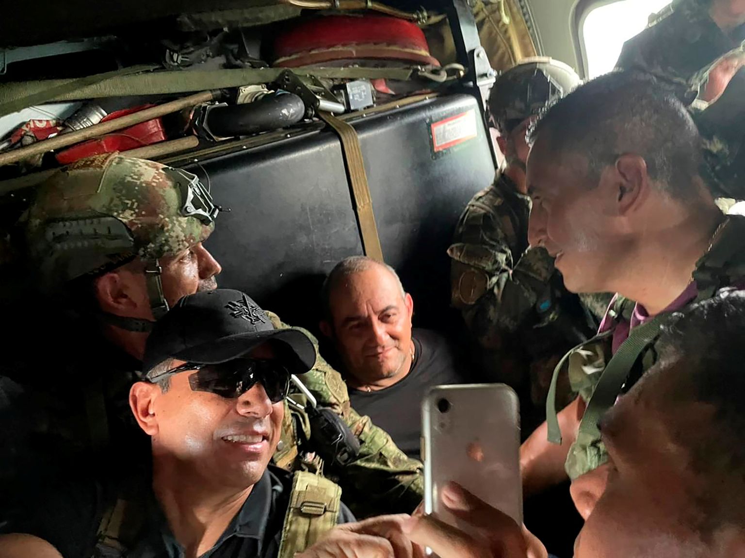 Colombia sõdurid tegemas 23. oktoobril kinni võetud narkoparuni Dairo Antonio Usugaga selfisid