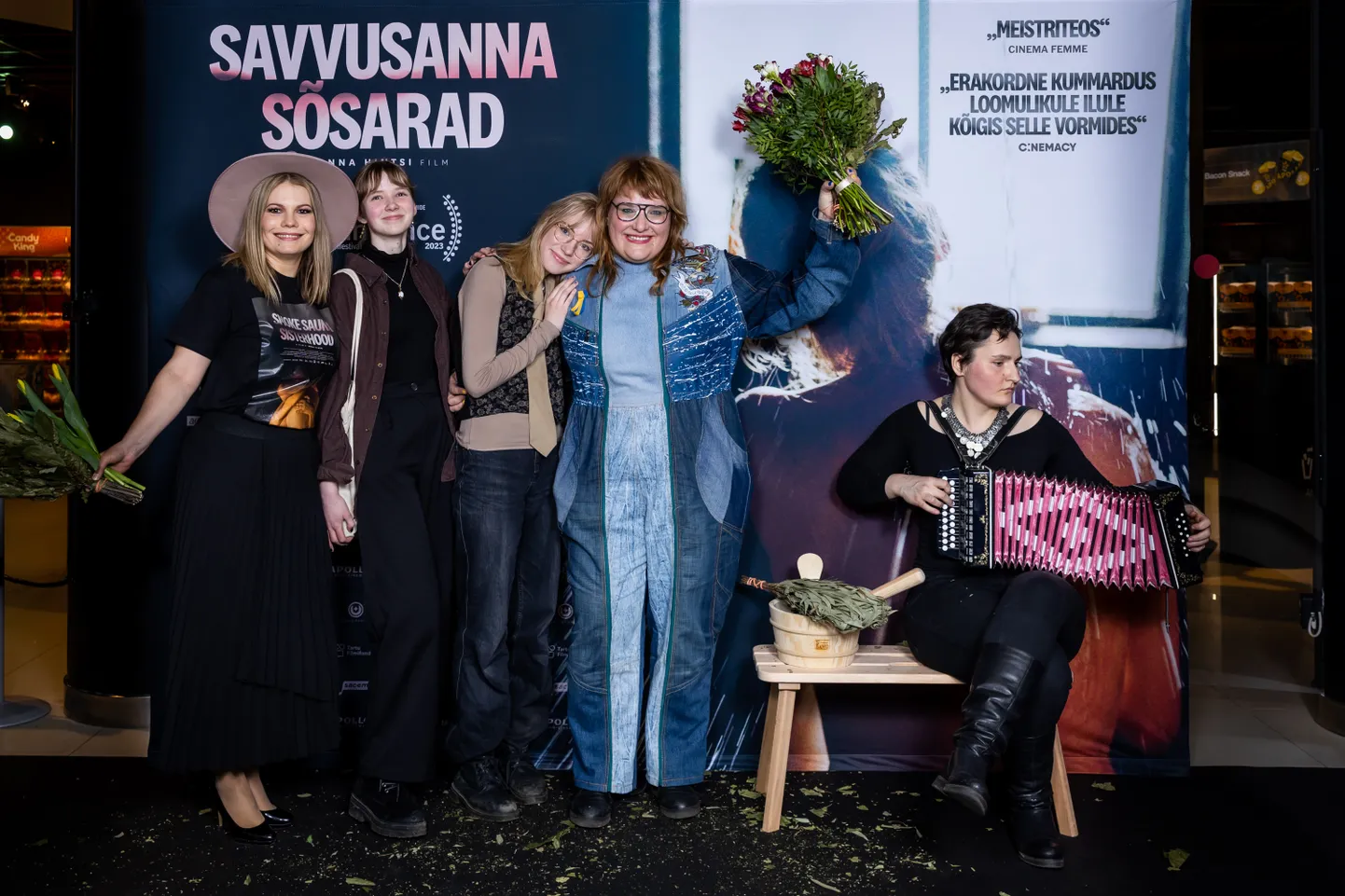 Esilinastuse järel jagus emotsioone hulgaliselt. Lillekimpu hoiab üleval Anna Hints.
