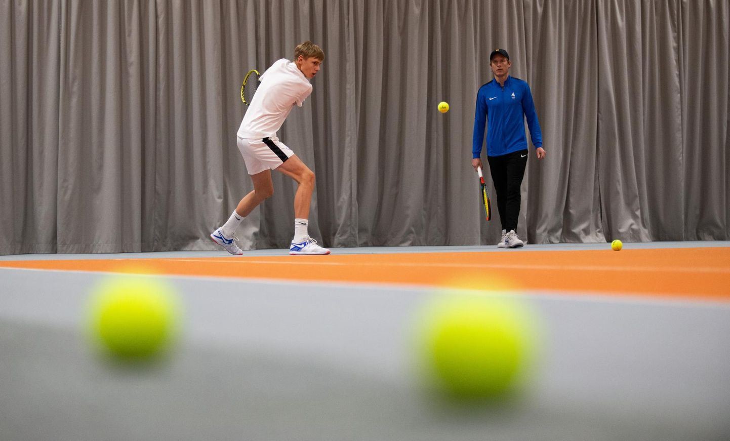 Oliver Ojakääru (vasakul) hinnangul vajab tema mängus praegu kõige enam järeleaitamist tagantkäelöök. Seda ta koos treener Martin Karisega Veeriku tennise- ja sulgpallikeskuses parajasti harjutabki.