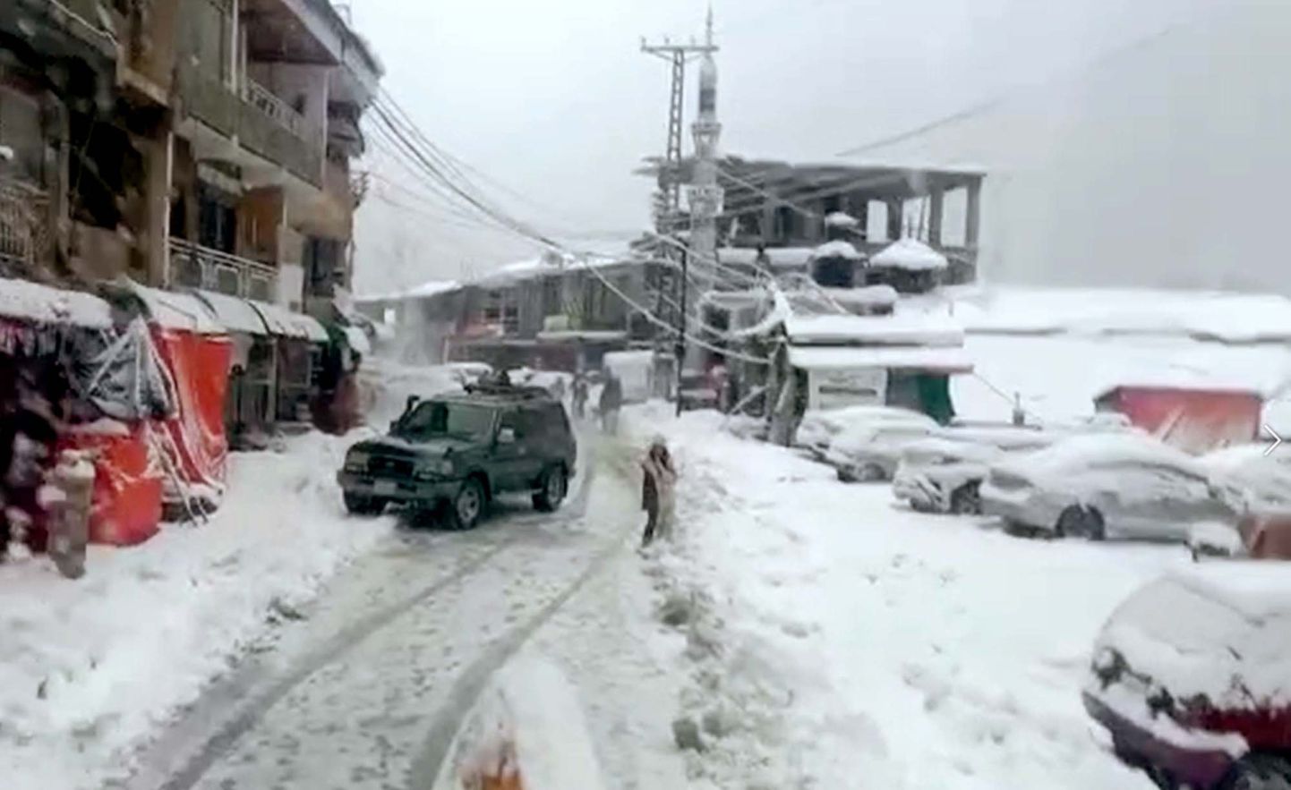 Lumetorm muutis Pakistani Pandžabi provintsis paljud teed pea läbitamatuks.