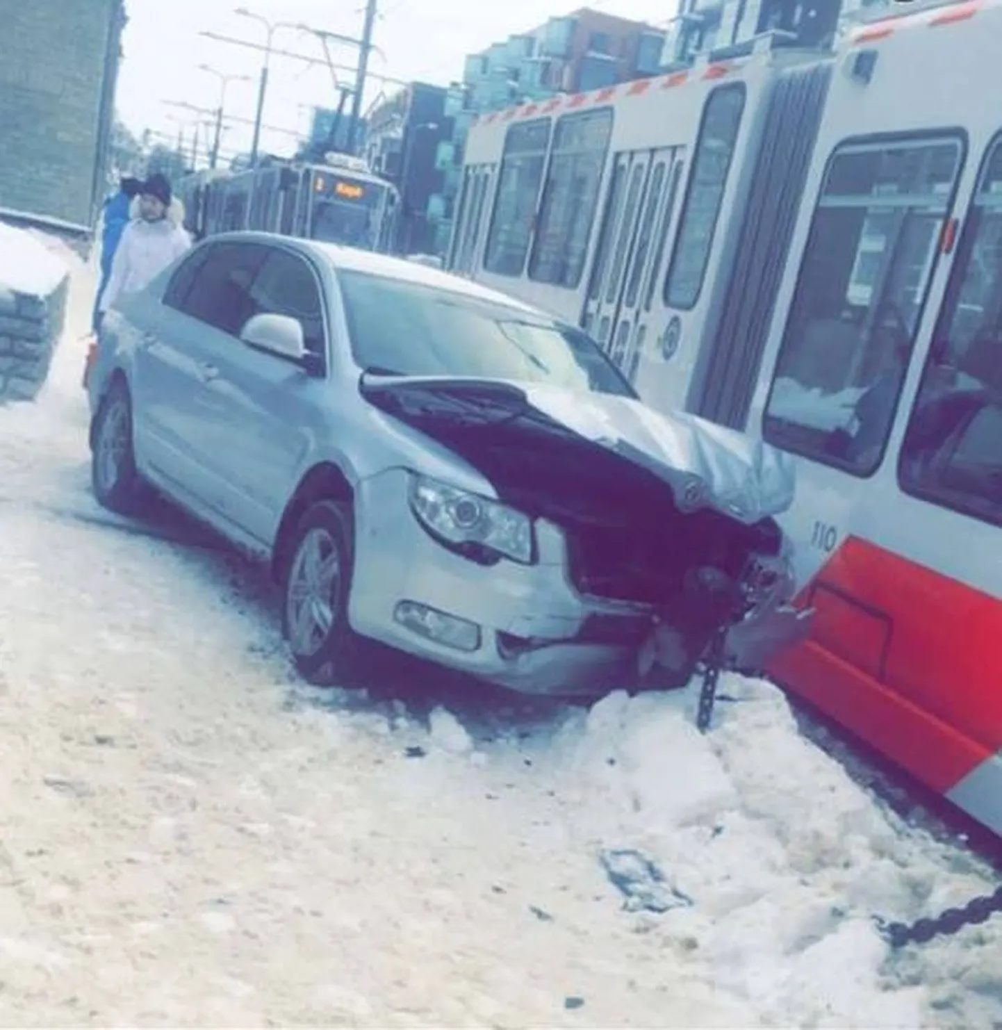 Tallinnas Tartu maanteel sõitis auto trammile sisse.