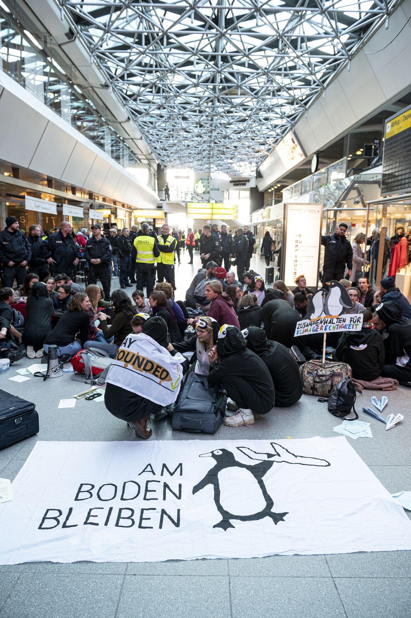 Протест экоактивиствов в берлинском аэропорту Тегель.