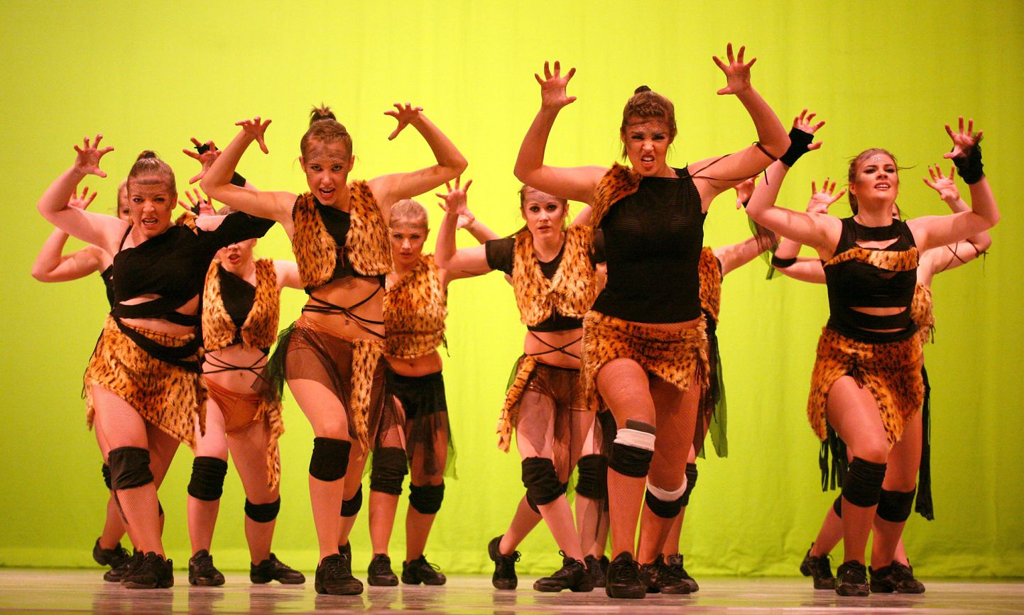Pildil on eelmisel aastal festivalil "Koolitants" osalenud tantsukooli Waf Dance show-tants "Tundmatu hõim".
