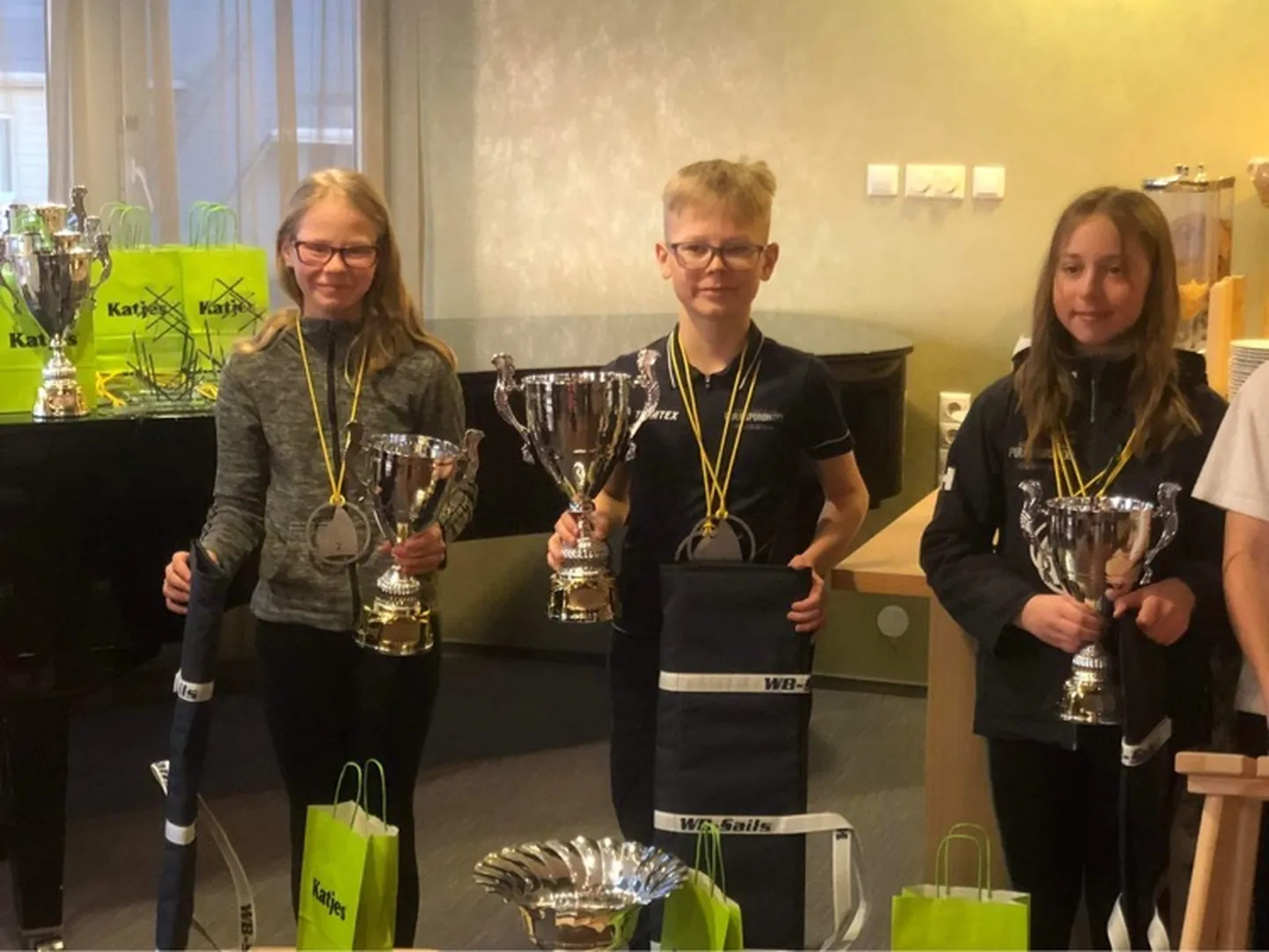 Hõbemedalist Anni Kubjas vasakul