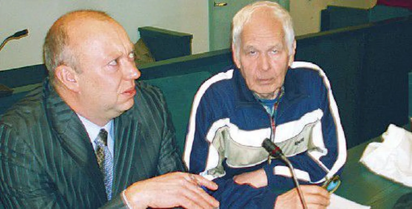 Pae tänava pommimees Märt Ringmaa (paremal) oma kaitsja, vandeadvokaat Urmas Simoniga aastal 2013.