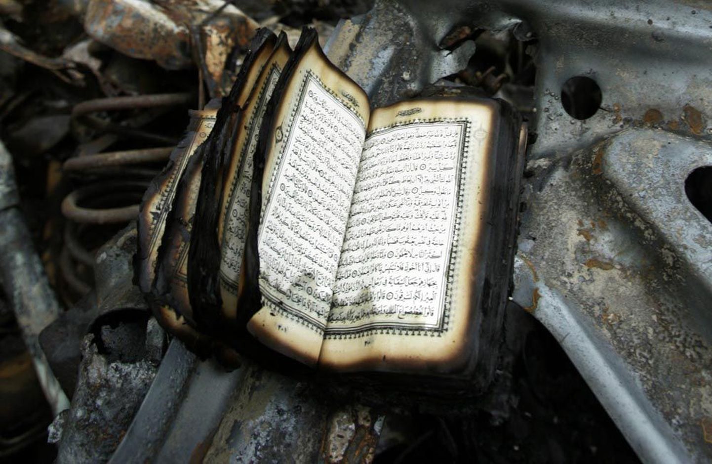 Сгоревший Коран. Фото является иллюстративным.
