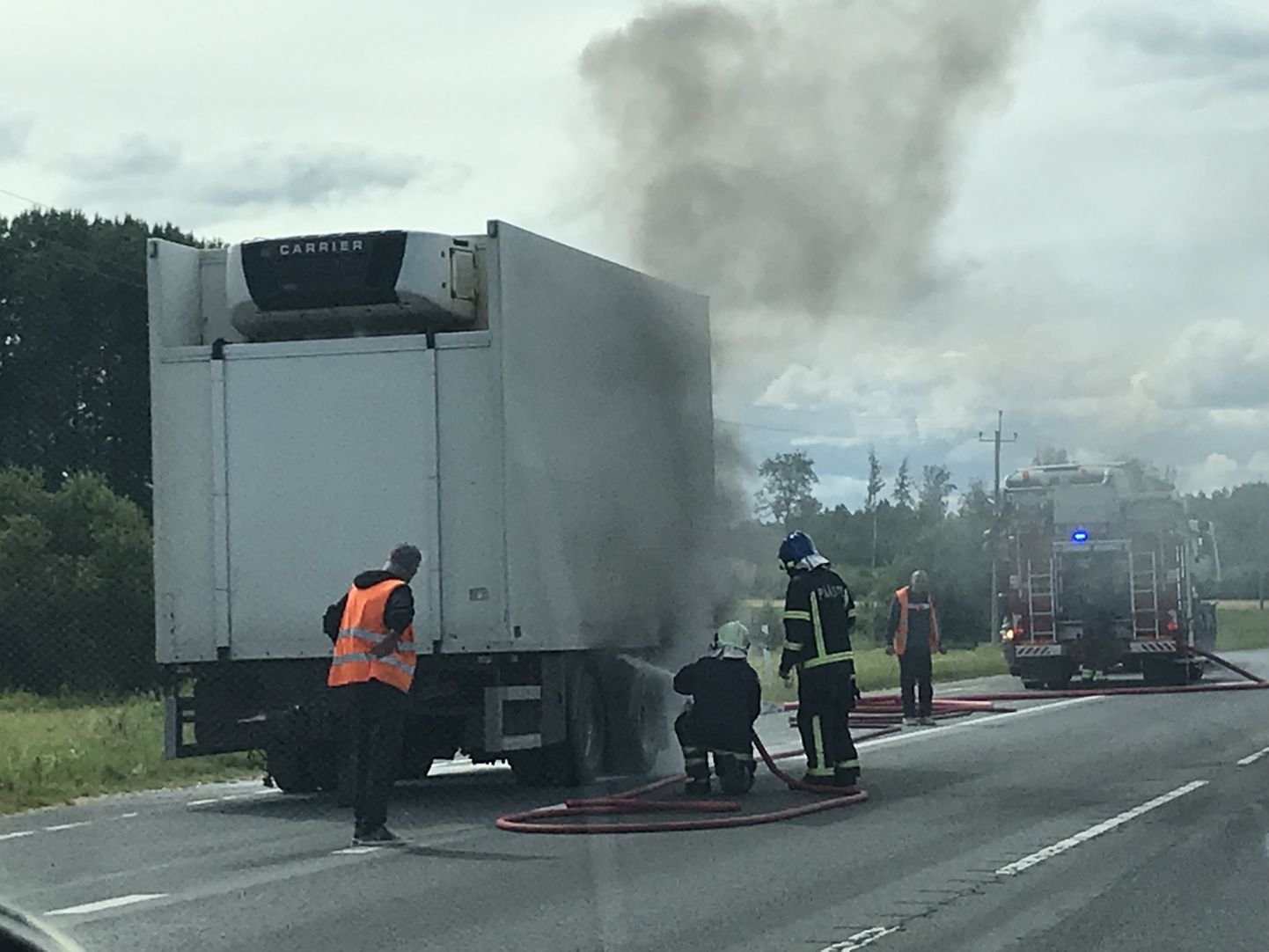 На шоссе у грузовика загорелся прицеп.