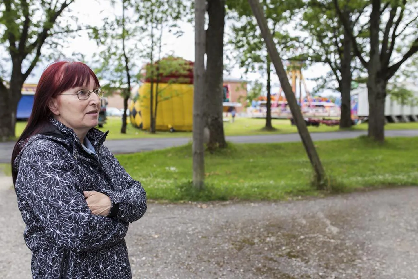 Lõbustuspargi platsi vahetus läheduses elav Luule Objartel ei ole rahul linnavalitsusega, et too andis tivolile loa tegutseda tervelt kümme päeva. Ta toonitas, et lõbustuspark on iseenesest kogukonnale vajalik, aga nii pikalt suurt müra välja kannatada on kohalikele liig.