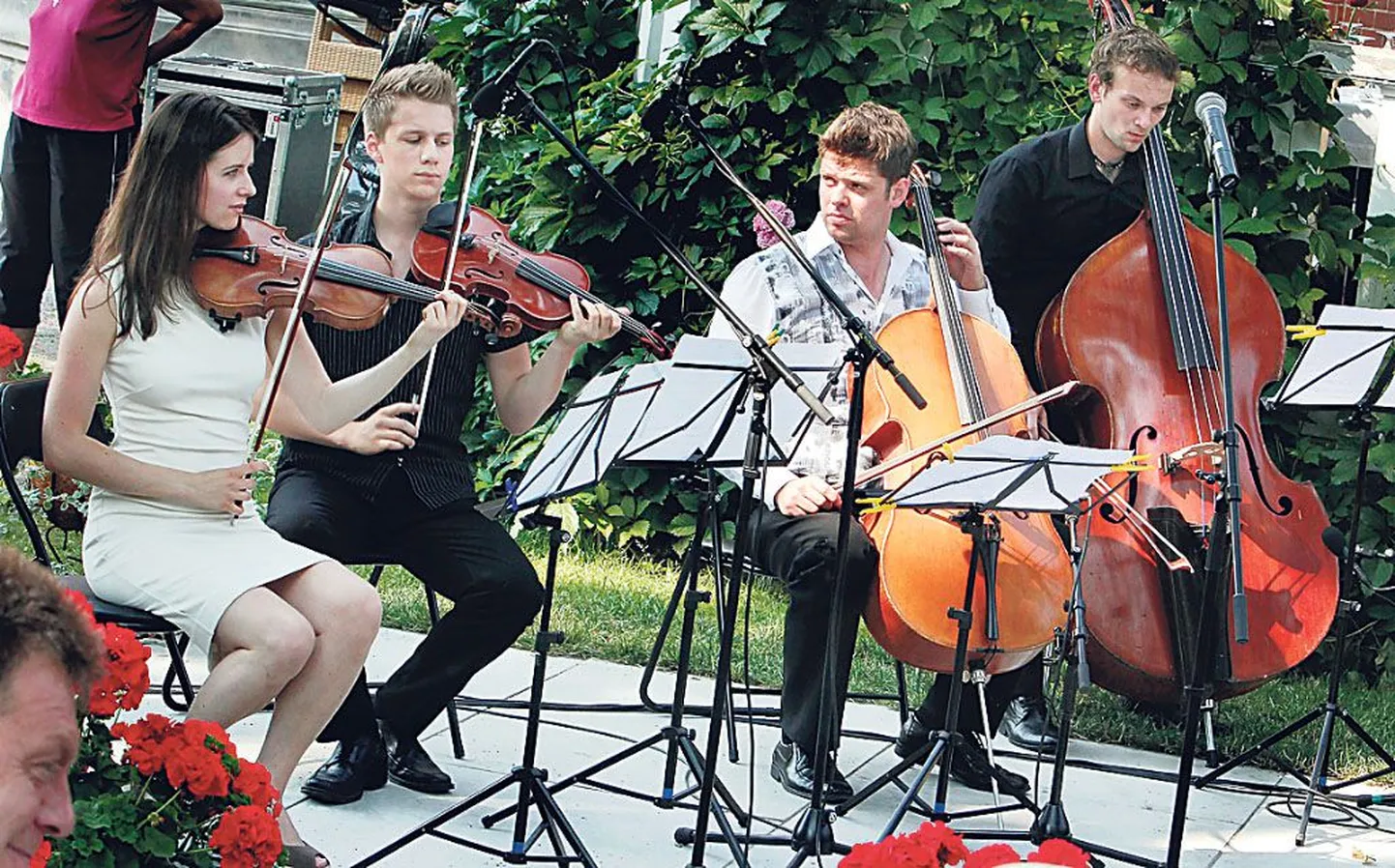 Ammende villa aias musitseerisid koos Neeme Järvi vennapoja, tšelloõppejõu Teet Järvi lapsed: Miina, Martin, Marius ja Mihkel. Viies, Madis, oli dirigeerimisega ametis.