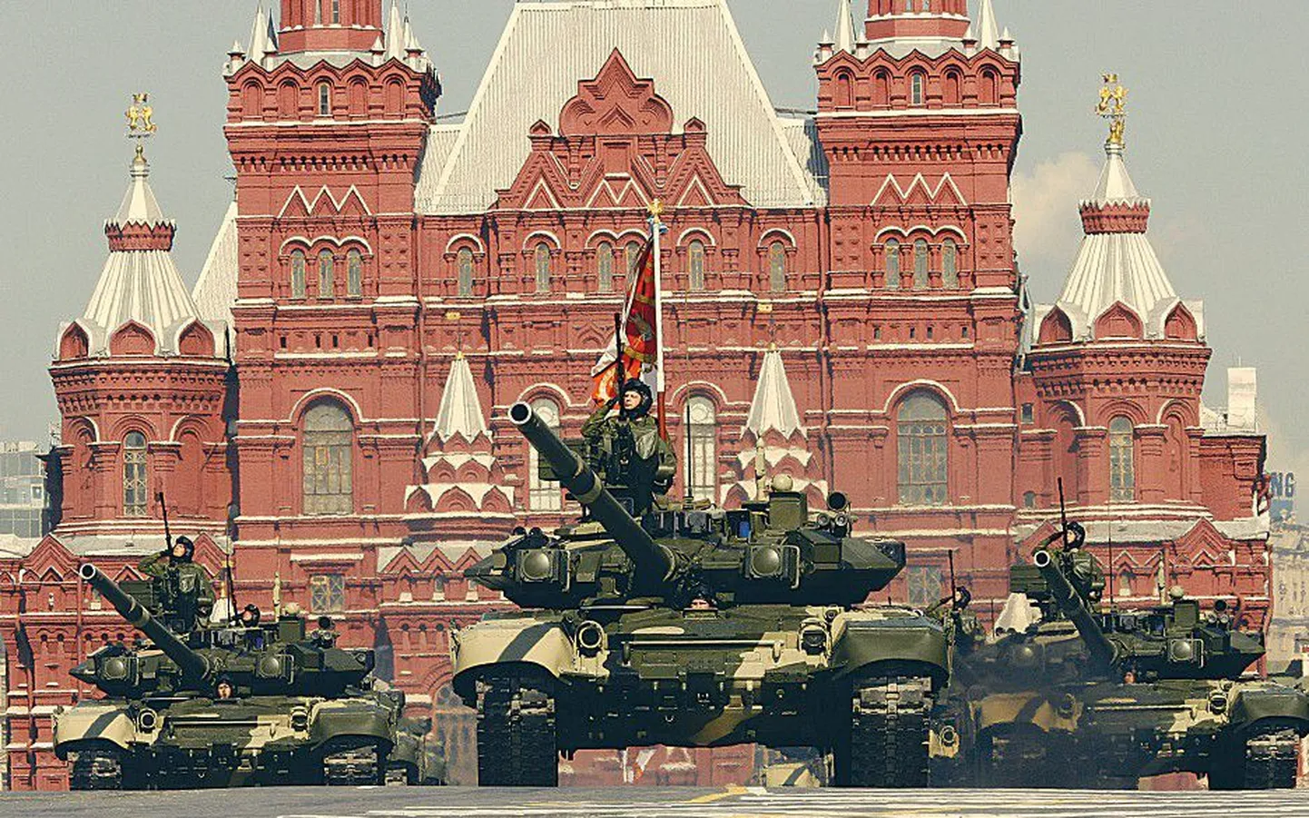 Российские танки на военном параде на Красной площади в Москве.