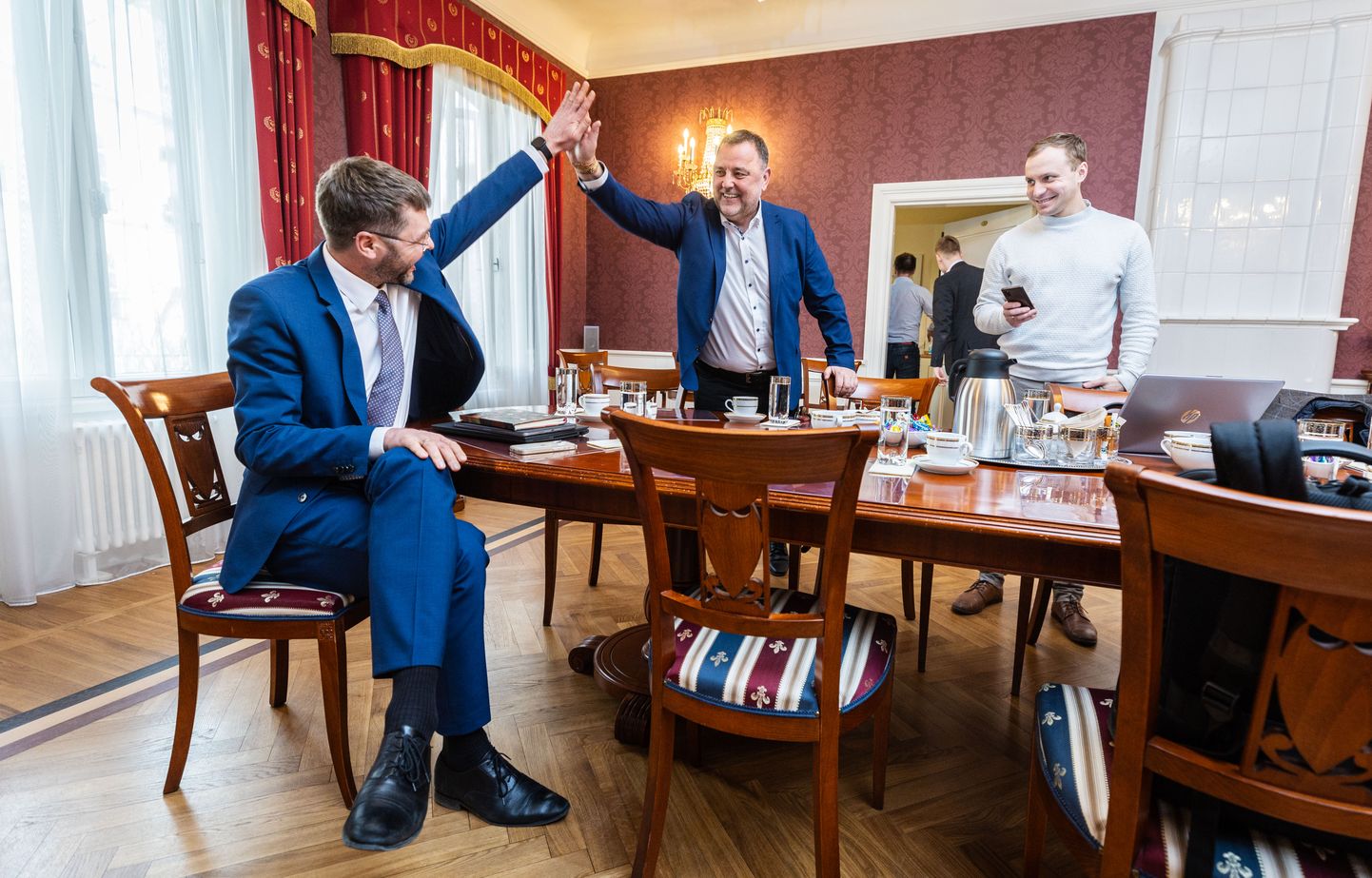 Erakondade esindajad kogunesid eelmise nädala algul Jaan Poska majja koalitsiooniläbirääkimistele. Pildil löövad patsu Jevgeni Ossinovski (SDE) ja Sven Sester (Isamaa).