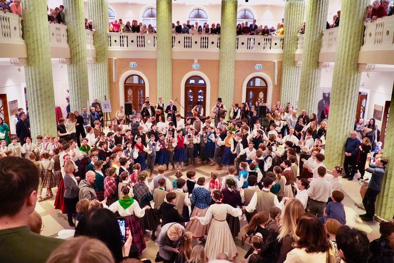 TDK "Zelta Sietiņš" jubilejas koncerta pirmā daļa VEF Kultūras pils vestibilā. 