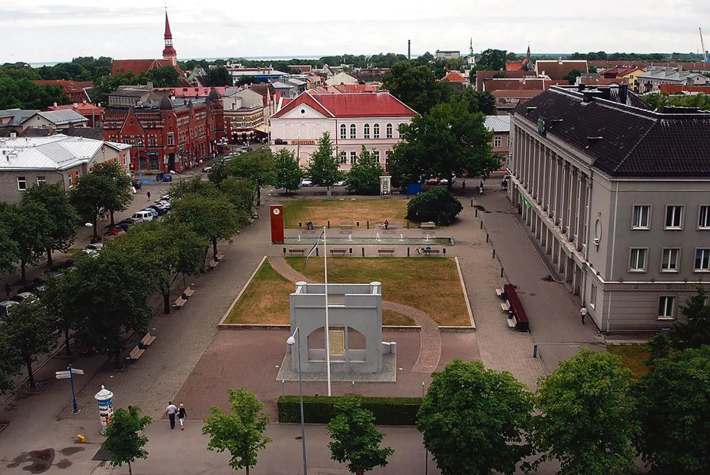 Rüütli platsil oli Pärnu esimene raudteejaam, moderniseerima hakati väljakut alles 1930. aastatel. Tänase ilme sai plats 2001. aastal.