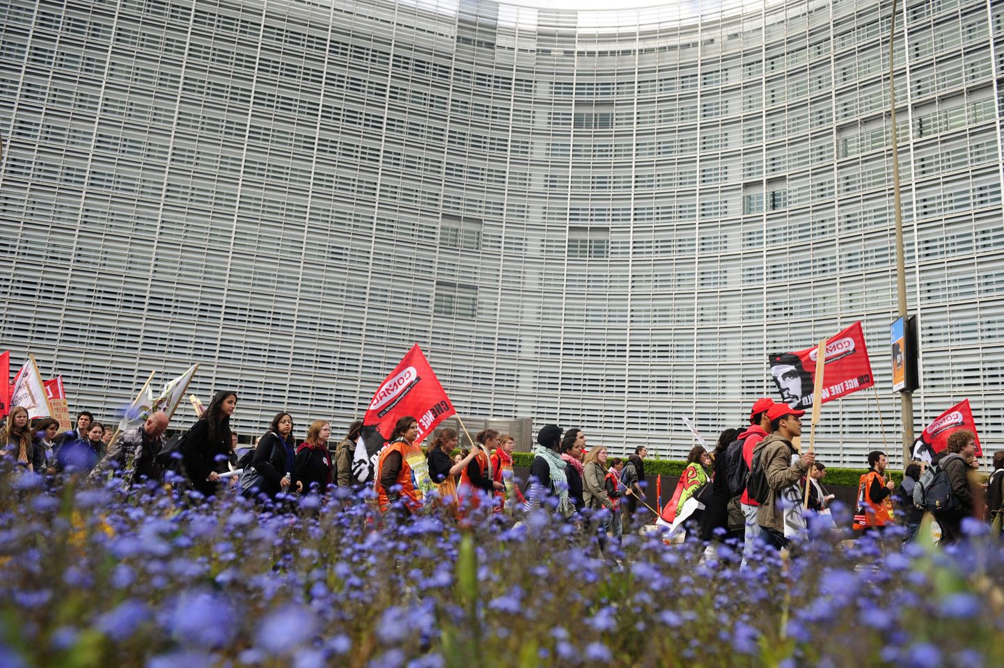 Kuubalt pärit punamõrtsuka Ernesto Che Guevara näokujutisega lippe kõrgel kandes protestisid tudengid täna Brüsselis Euroopa Komisjoni ees Bologna protsessi vastu.